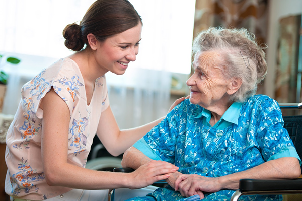 Edlery woman speaking with her nurse